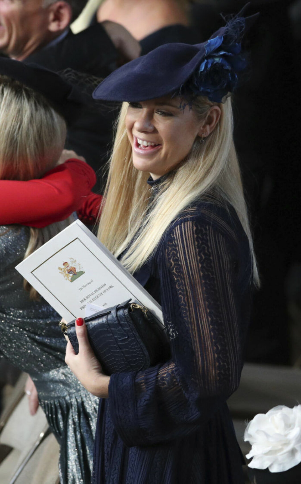 Chelsy Davy, som var tillsammans med prins Harry för flera år sedan, är klädd i en marinblå klänning med matchande hatt. Societetstjejen Chelsey Davy, prins Harrys ex-flickvän, var en av gästerna.