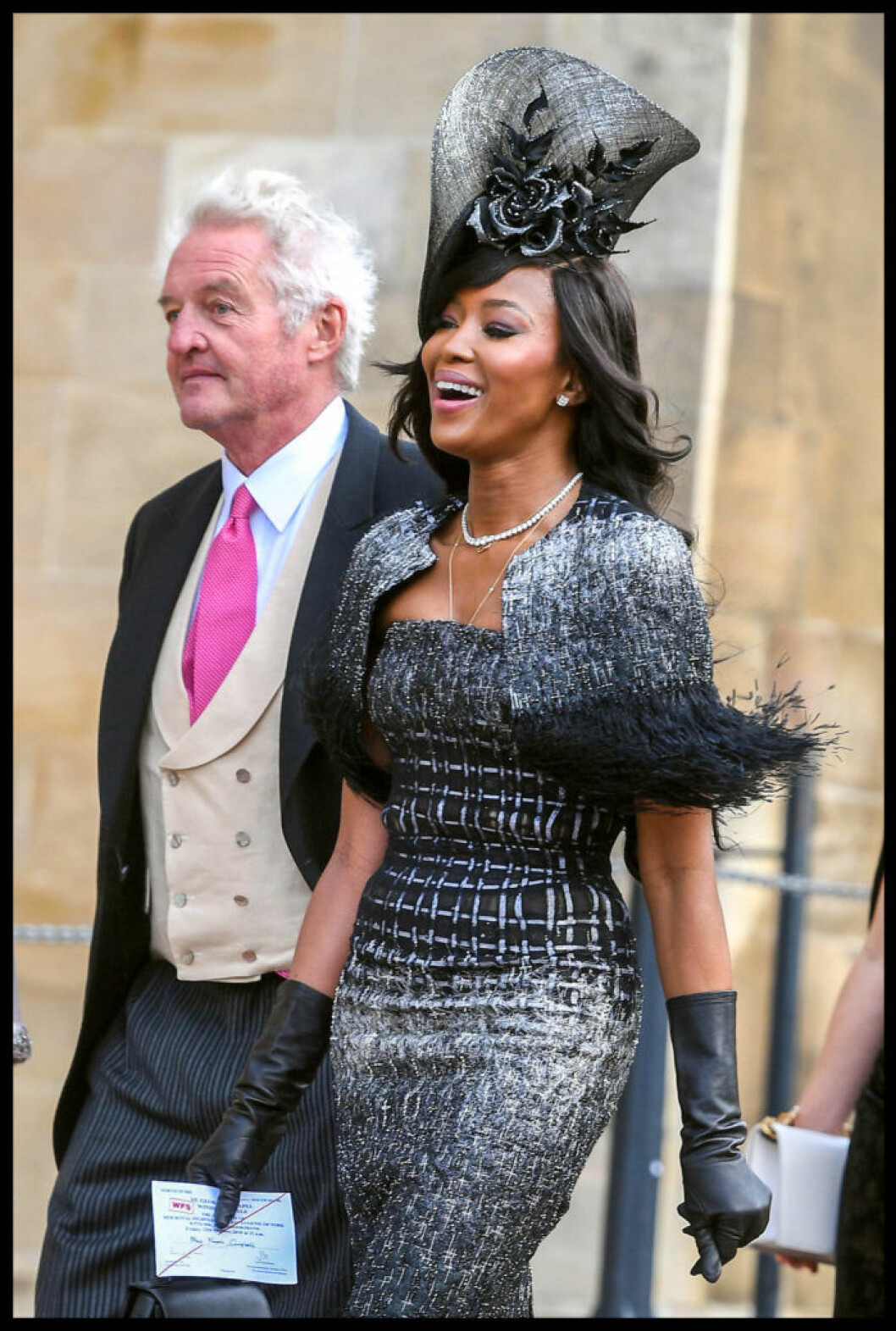 Supermodellen Naomi Campbell är en av gästerna och hon anlände i ett svartsilvrigt fodral med en liten fjäderförsedd jacka samt en matchande hatt. Supermodellen Naomi Campbell var en av bröllopsgästerna.