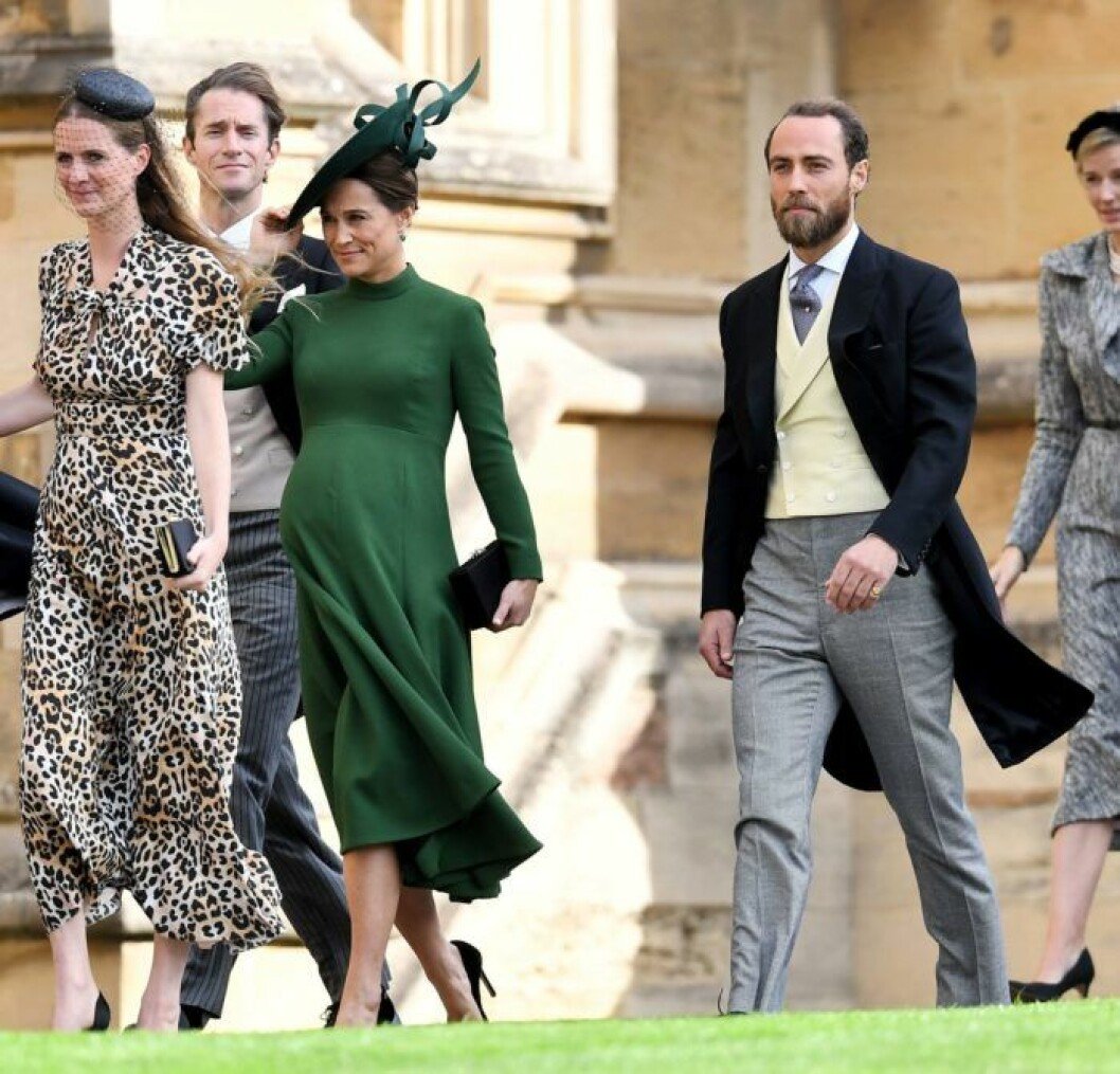 Grönt blev dagens färg för gravida Phillippa ”Pippa” Middleton, hennes make James Matthews bar jackett. Gravida Philippa "Pippa" Middleton kom med maken James Matthews.