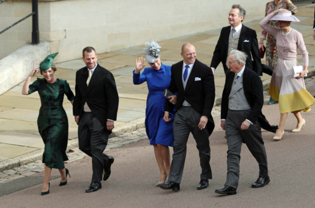 Prinsessan Anns dotter, Zara Tindall och hennes make Mike (mitten). Fältryttarinnan Zara Tindall (mitten) kom till bröllopet med maken Mike