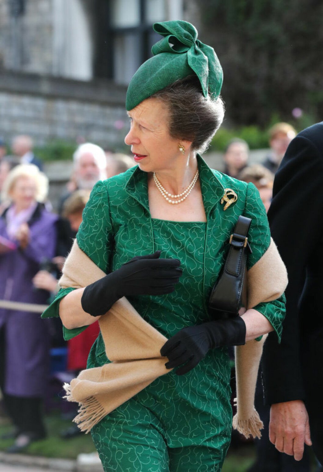 Eugenies faster, prinsessan Anne valde en grön dräktklänning som hon matchade med vita pärlor. Prinsessan Anne bar grönt från topp till tå på brorsdottern Eugenies bröllop.