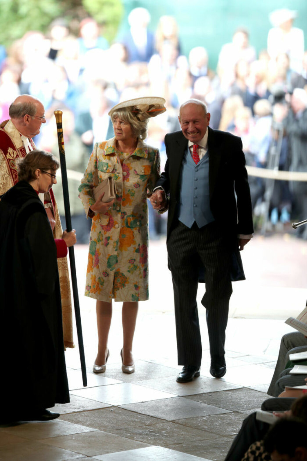 Brudgummens föräldrar, Nicola och George Brooksbank anläder till St George’s Chapel. Jack Brooksbanks mamma och pappa, Nicola och George Brooksbank anlände till kyrkan hand i hand.