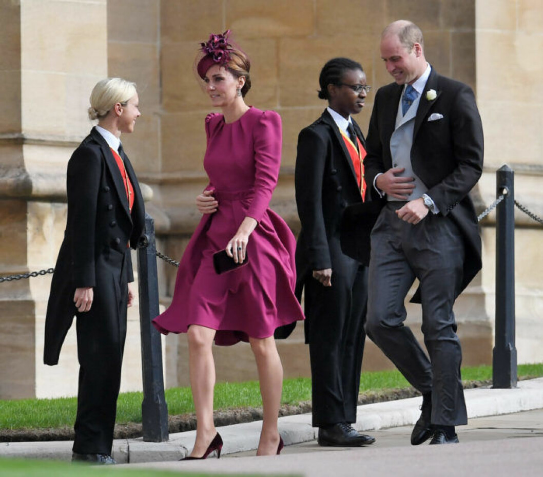 Hertigparet av Cambridge, Kate och Will kom tillsammans. Kate stack ut bland gästerna i sin ljust plommonfärgade klänning, Will bar en elegant jackett. <img class="size-medium wp-image-114085" src="https://files.femina.se/uploads/2018/10/sdltd43a3d1-nh-700x1050.jpg" alt width="700" height="1050" srcset="https://files.femina.se/uploads/2018/10/sdltd43a3d1-nh-700x1050.jpg 700w, https://files.femina.se/uploads/2018/10/sdltd43a3d1-nh-100x150.jpg 100w, https://files.femina.se/uploads/2018/10/sdltd43a3d1-nh-768x1152.jpg 768w, https://files.femina.se/uploads/2018/10/sdltd43a3d1-nh-980x1470.jpg 980w, https://files.femina.se/uploads/2018/10/sdltd43a3d1-nh.jpg 1292w" sizes="(max-width: 700px) 100vw, 700px"> Kate lös upp i sin ljust plommonlila outfit, Will var snygg i jackett.