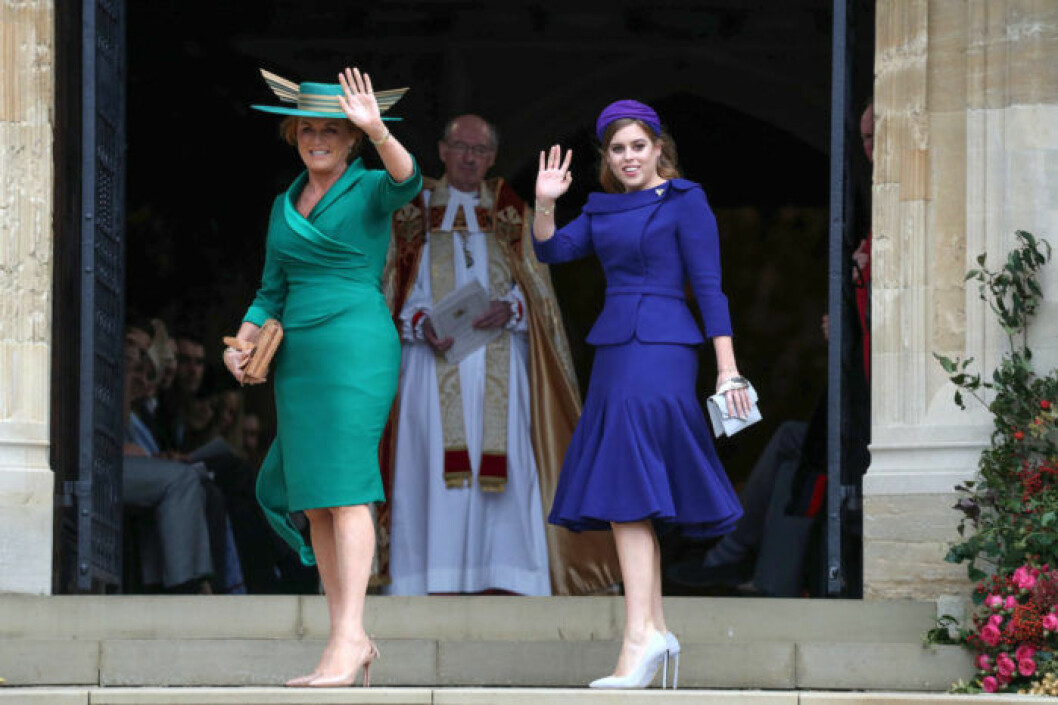 Brudens mamma, Sarah Fergusson bär grön dräkt från brittiska modemärket Emma Louise Design och hatt av klassisk modell. Väskan hon bär är en vintage Manolo Blahnik som en av gästerna bar när hon själv gifte sig med prins Andrew 1986. Brudens storasyster och tillika brudtärna Beatrice satsade på en marinblå tvådelat dräkt från Ralph och Russo med ett blått tydiadem i håret från Sarah Cant. Sarah "Fergie" Fergusson bar en grön dräkt från Emma Louise Design och prinsessan Beatrice bar en blå dräkt från exklusiva Ralph & Russo.