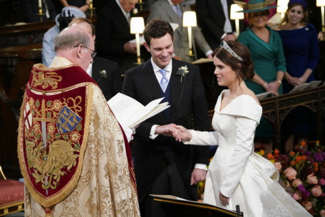 Prinsessan Eugenie och Jack Brooksbank. Jack Brooksbank och prinsessan Eugenie står framför prästen vid altaret i St Georges Chapel