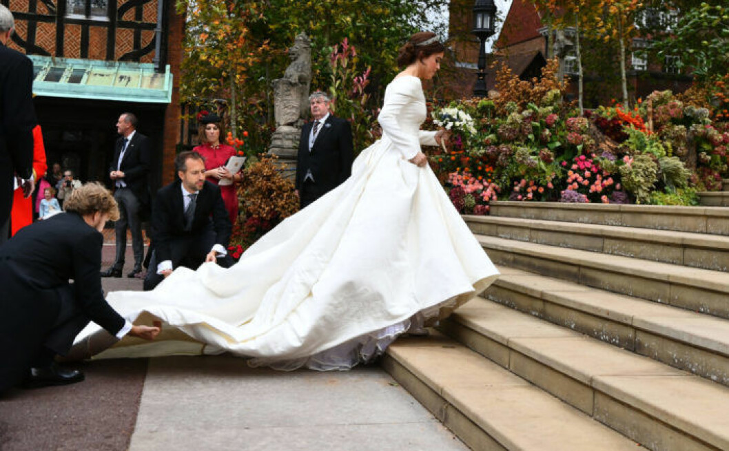 Eugenie anländer till St George’s Chapel. Prinsessan Eugenie i brudklänning från Peter Pilotto