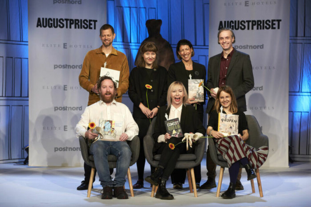 De nominerade till Augustpriset Årets svenska barn- och ungdomsbok.<br> Övre raden från vänster: Anders Holmer, Clara Dackenberg, Jessica Bab Bonde och Peter Bergting. Nedre raden från vänster: Uje Brandelius, Jenny Jägerfeld och<br> Emma Adbåge.<br> Foto: Fredrik Persson / TT De nominerade till Augustpriset Årets svenska barn- och ungdomsbok 2018.
