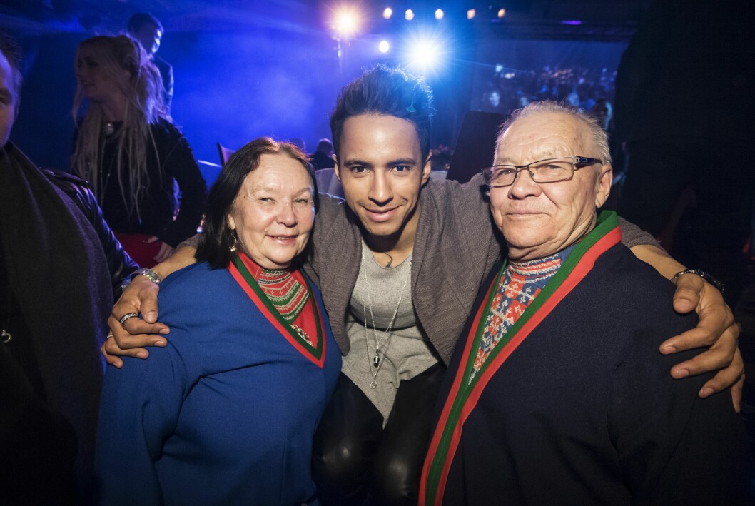 Föräldrarna, mamma Ulla och pappa Jan, har alltid funnits där för Jon Henrik. När han ställde upp i <span class=" italic" data-lab-italic_desktop="italic">Melodifestivalen</span> år 2017 var de på plats för att heja på sonen. Föräldrarna, mamma Ulla och pappa Jan, har alltid funnits där för Jon Henrik. När han ställde upp i Melodifestivalen år 2017 var de på plats för att heja på sonen.