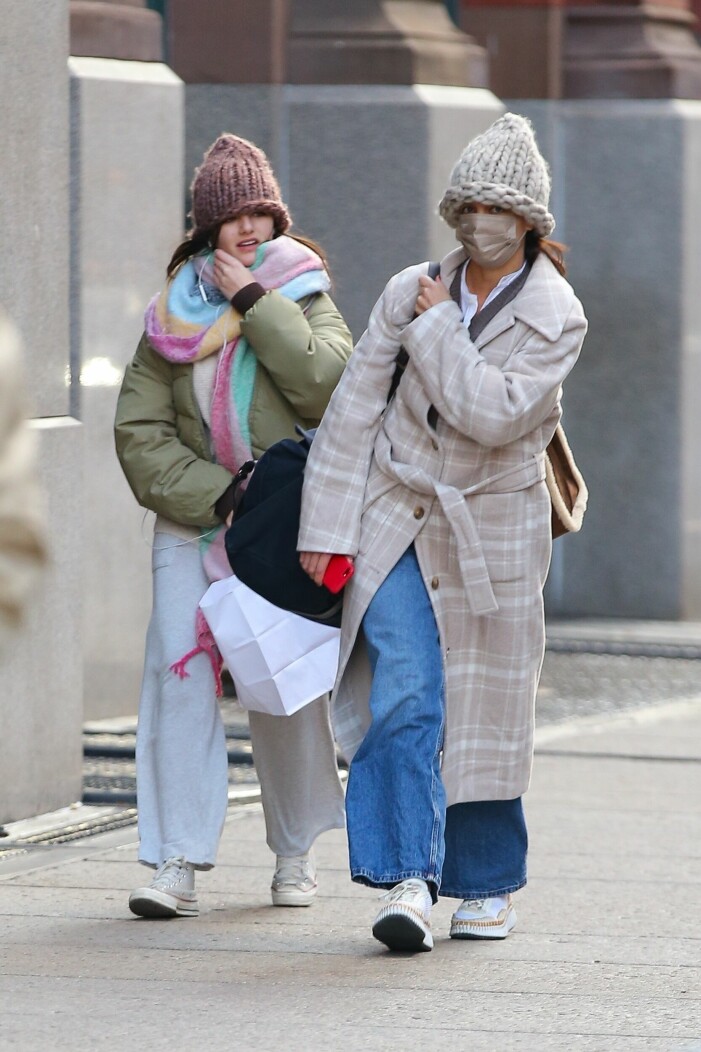 Suri Cruise och mamma Katie Holmes ute på promenad. Suri Cruise och mamma Katie Holmes ute på promenad.