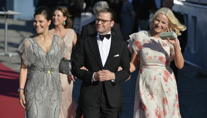 Kronprinsessan Victoria, prins Daniel och kronprinsessan Mette-Marit vid prinsparets fest dagen innan bröllopet.