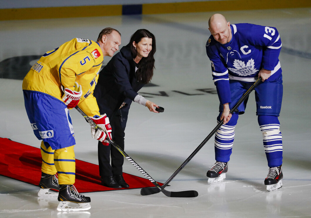 Börje Salmings dotter Teresa Salming släpper ner pucken framför lagkaptenerna Nicklas Lidström (t v) och Mats Sundin under välgörenhetsmatchen <span class=" italic" data-lab-italic_desktop="italic">Game for Börje</span>, som spelades mellan veteranlagen Tre Kronor Legends och Toronto Maple Leafs Alumni i Monitor ERP Arena i Gävle. Börje Salmings dotter Teresa Salming släpper ner pucken framför lagkaptenerna Nicklas Lidström (t v) och Mats Sundin under välgörenhetsmatchen Game for Börje, som spelades mellan veteranlagen Tre Kronor Legends och Toronto Maple Leafs Alumni i Monitor ERP Arena i Gävle.