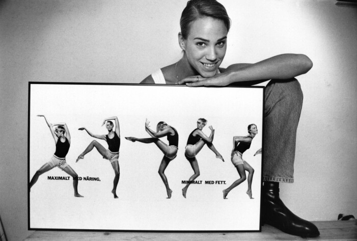 Emma Wiklund håller upp den hyllade reklamen. Emma Wiklund 1991, visar upp reklamen för minimjölk.
