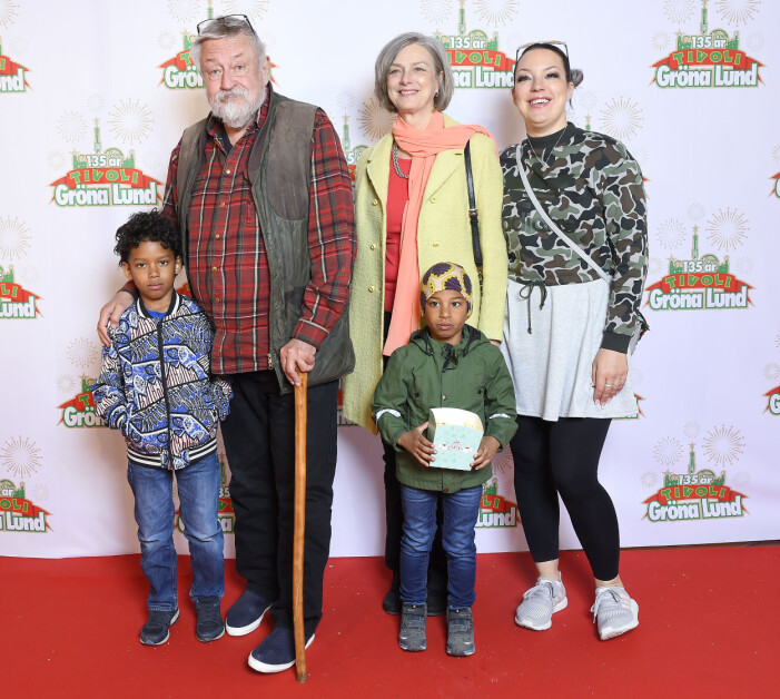 Leif GW Persson med Kim och bonusdottern Klara, samt två av sina barnbarn.