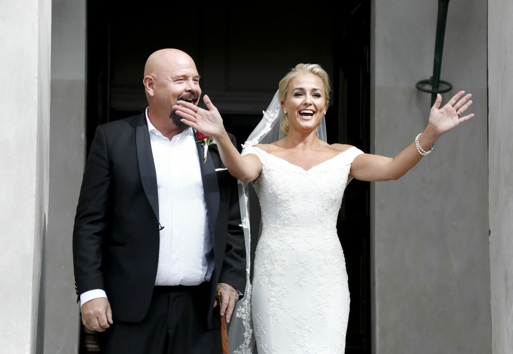 Anders och Johanna Lind Bagge gifte sig i Eric Ericsonhallen i Stockholm. Anders och Johanna Lind Bagge gifte sig i Eric Ericsonhallen i Stockholm.