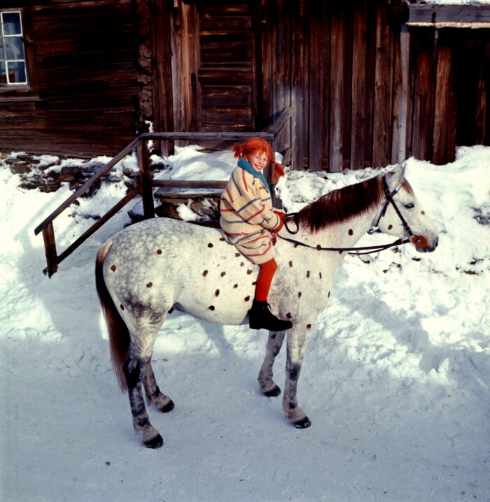 Pippi sitter på Lilla Gubben.