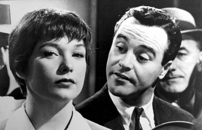 Skådespelarna Shirley MacLaine och Jack Lemmon i filmen Ungkarlslyan från 1960. Shirley MacLaine och Jack Lemmon i Ungkarlslyan från 1960.