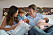 Sarah Jessica Parker och Matthew Broderick presenterar de nyfödda tvillingarna för sonen år 2009.