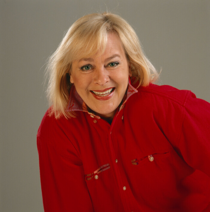 Eva Bysing. Eva Bysing i röd skjorta.