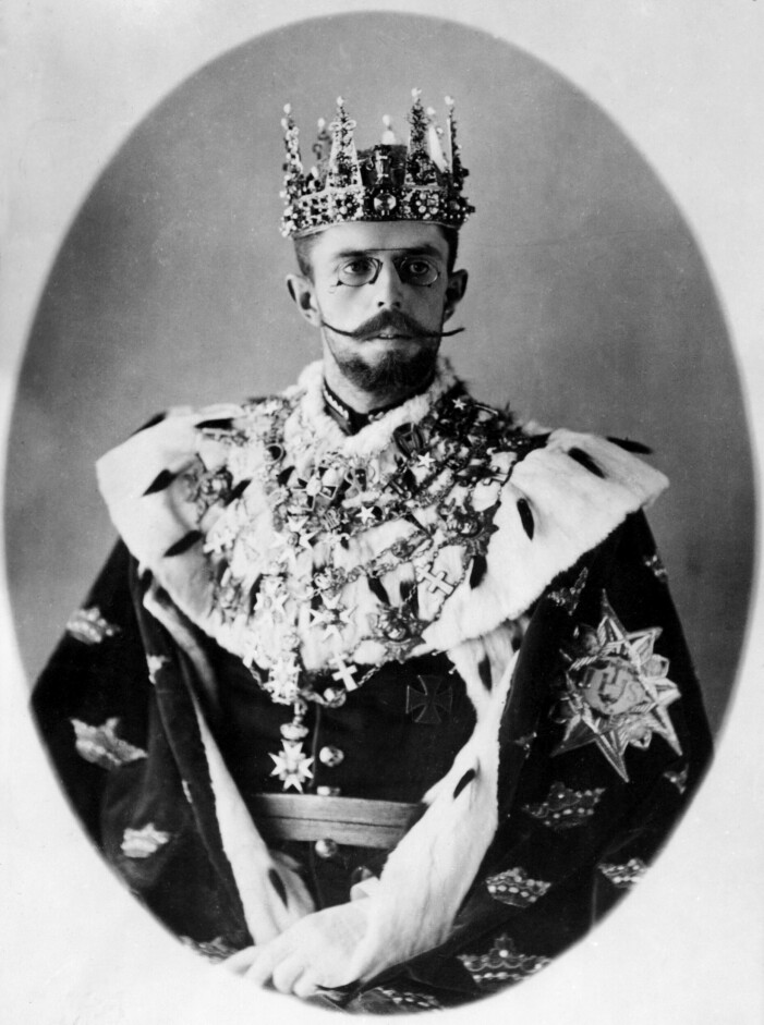 Kronprins Gustaf V med krona och mantel. Kronprins Gustaf V med krona och mantel.