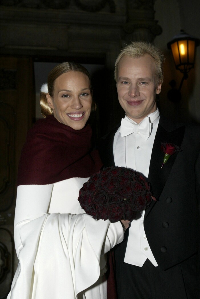 Det var kallt när paret Wiklund gifte sig. Emma och Hans Wiklund på sitt bröllop.
