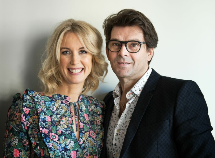 Äkta makarna Jenny och Niklas Strömstedt leder <span class=" italic" data-lab-italic_desktop="italic">"Tillsammans med Strömstedt"</span>.