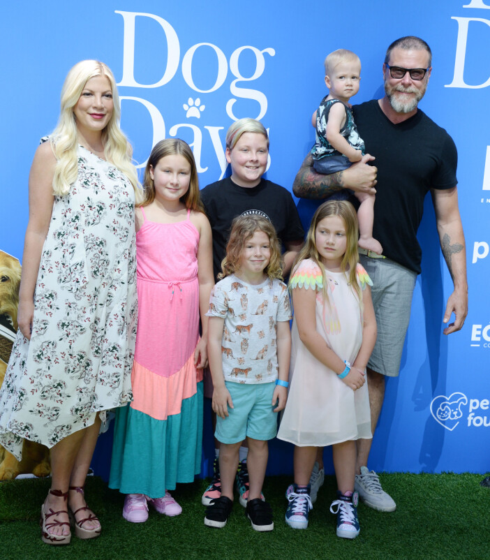 Tori Spelling som gjorde seriens Donna, är gift och har fem barn med Dean McDermott. Tori Spelling