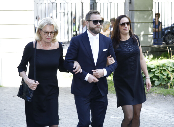 Magnus Härenstams barn och änka Birgitta efter begravningen 2015.