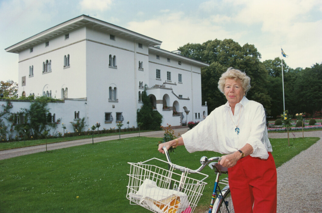 Ingrid Nenne Björnberg utanför Sollidens slott på Öland.