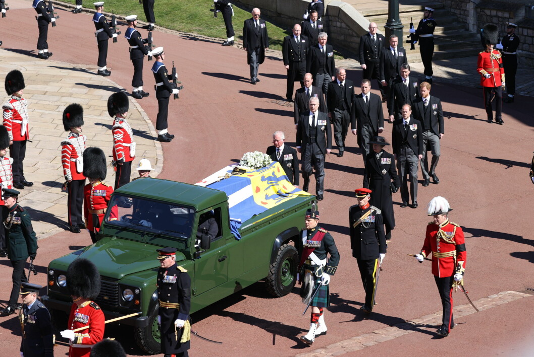 Prins Philip fördes fram på en Landrover.