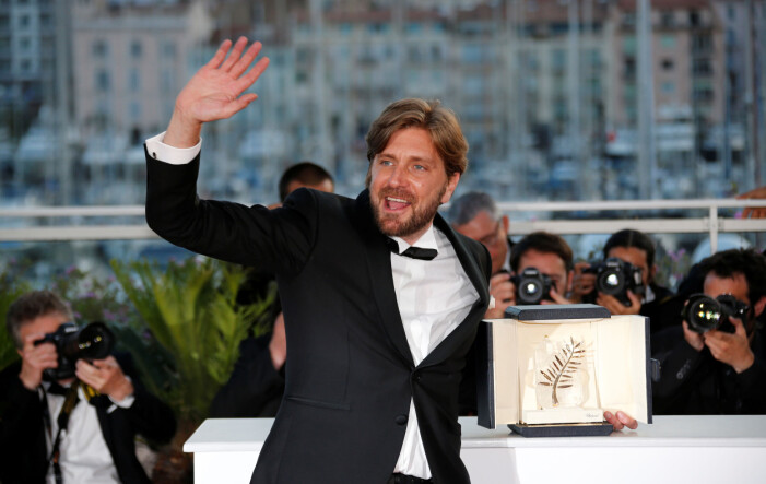 Ruben Östlund skriker ut sin glädje efter segern på filmfestivalen i Cannes 2017. Ruben Östlund tar emot folkets jubel efter att ha tagit hem Guldpalmen i Cannes 2017.