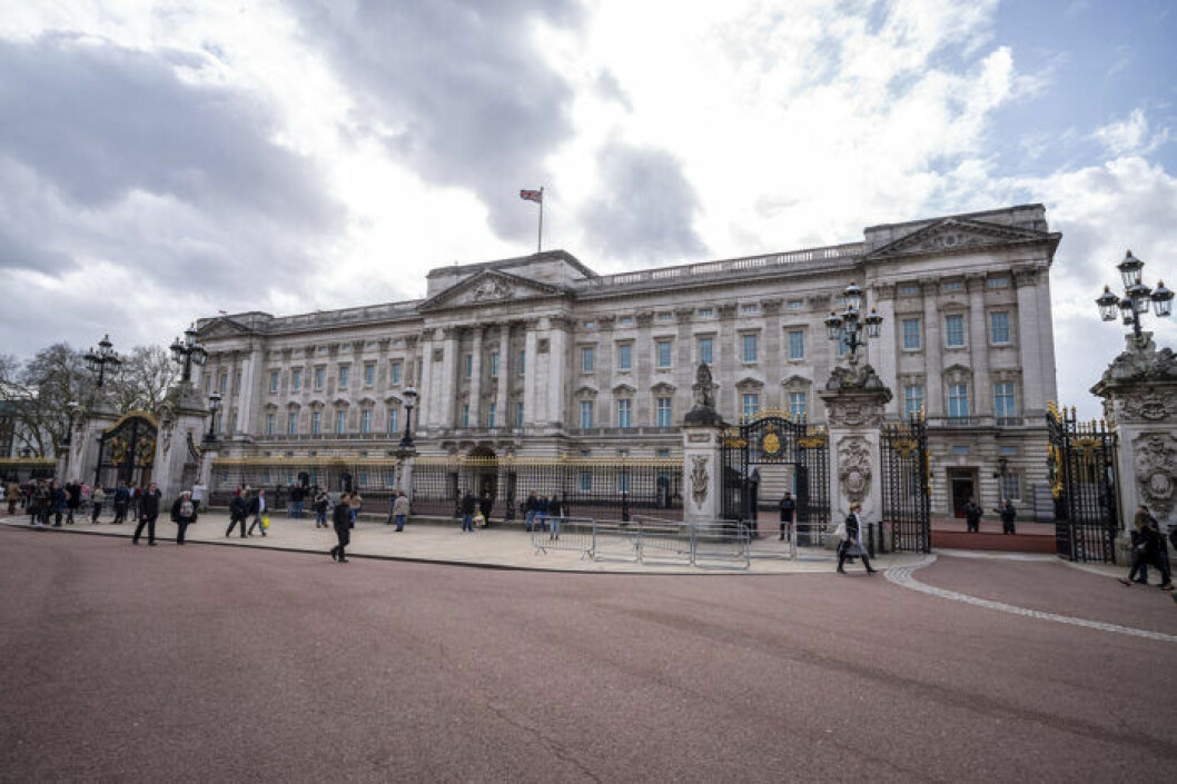 Endast fåtal turister rör sig utanför Buckingham palace i London Foto: TT Fåtal turister utanför Buckingham palace