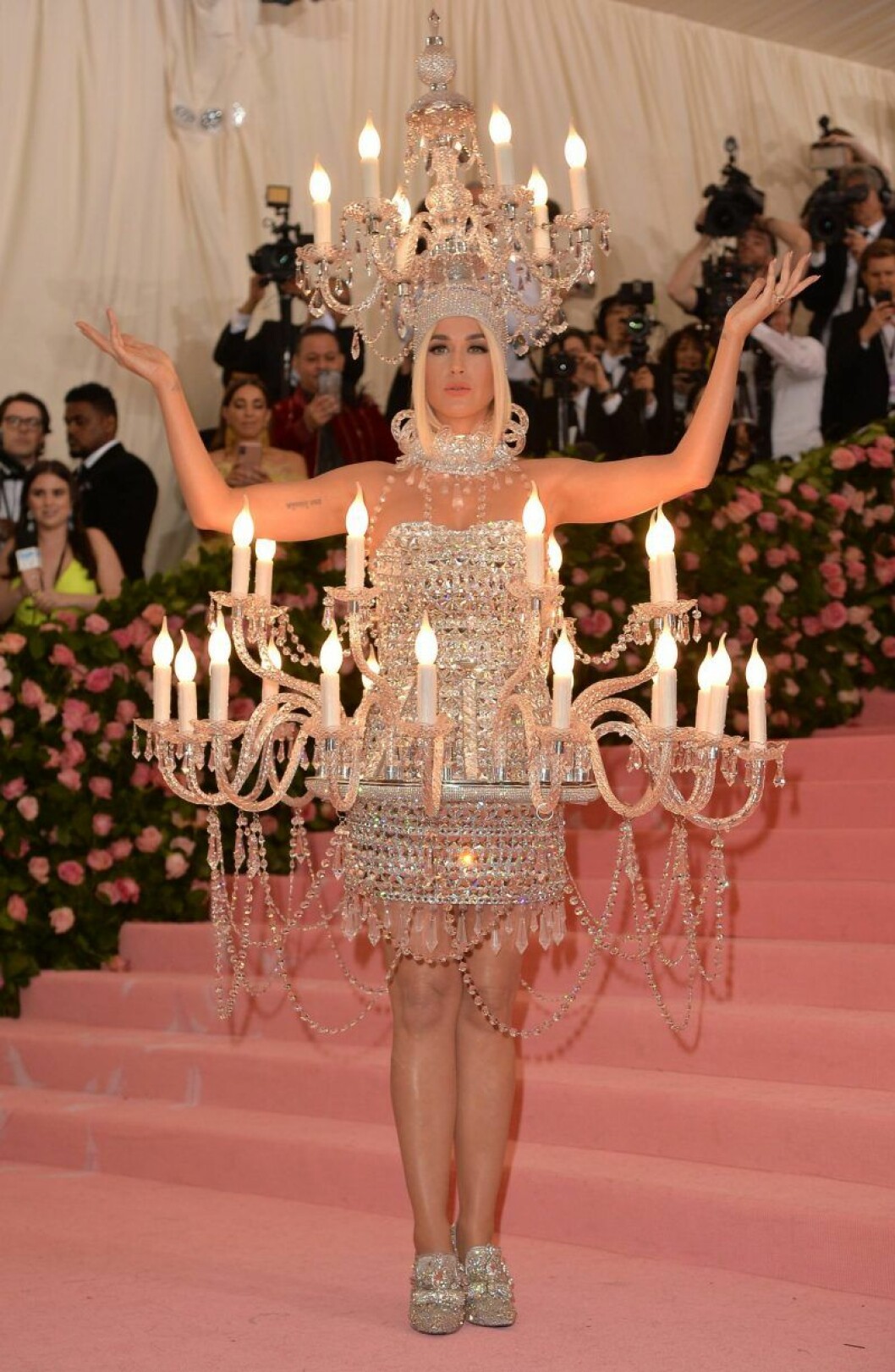 Katy Perry gestaltar en ljuskrona på Met-galan 2019. Katy Perry i en kreation som efterliknar en ljuskrona med riktiga lampor i.