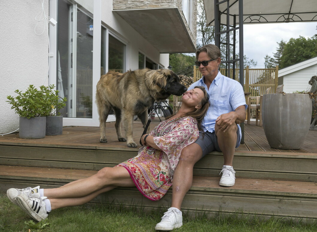 Lotta Engberg, Mikael Sandström och hunden Nova hemma i villan i Mölnlycke utanför Göteborg. lotta engberg, mikael sandström, hunden nova