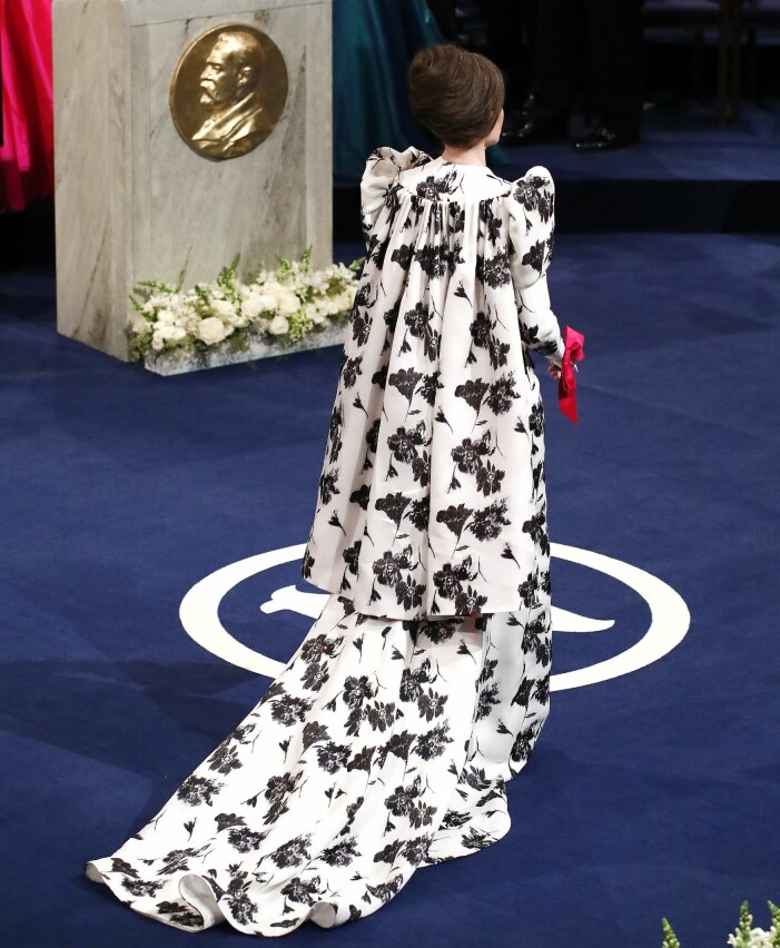 Sara Danius i klänning med mantel av Pär Engsheden på Nobelfesten 2017.