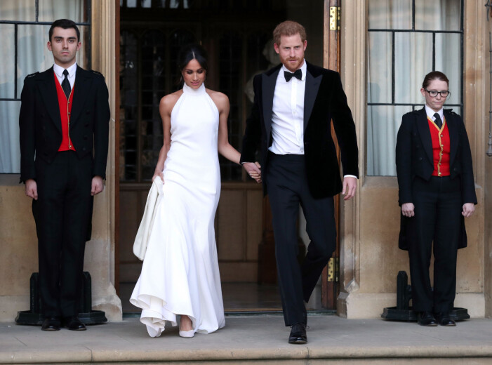 Meghan och Harry hade klädkod smoking på sin bröllopsfest och Meghan bar en specialdesignad klänning från Stella McCartney. Meghan & Harry bröllopsfest