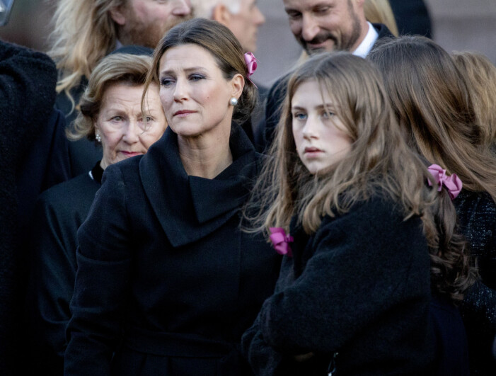 Delar av norska kungafamiljen på Ari Behns begravning.