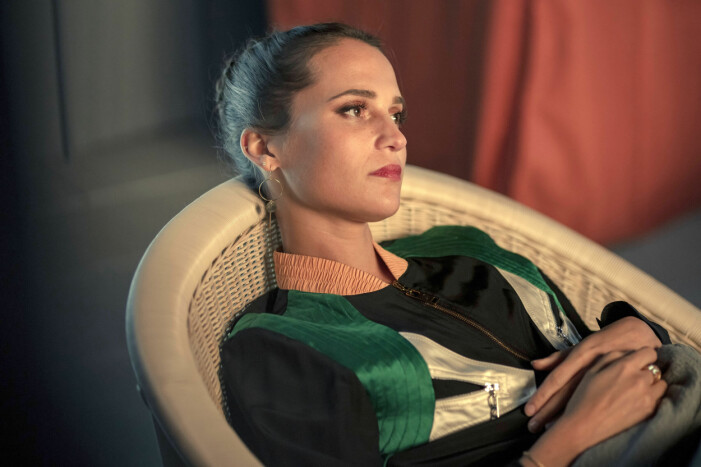 Sveriges Alicia gör rollen som Mira i HBO-serien Irma Vep. Alicia Vikander gör rollen som Mira i HBO-serien Irma Vep.
