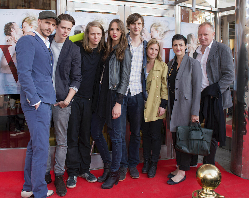 Fem av sex barn från första kullen på galapremiär: Gustaf, Bill, Valter, Eija och Sam Skarsgård (samt kusinen Gro Skarsgård) bredvid Megan Everett och Stellan själv. Foto: TT