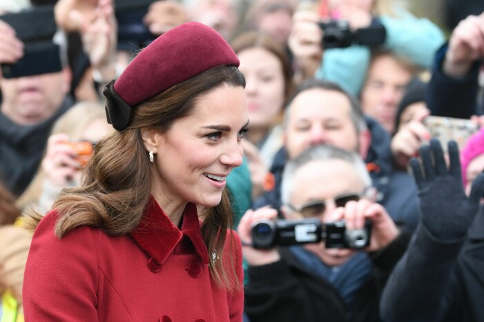 Kate med röda sammetsdetaljer.
