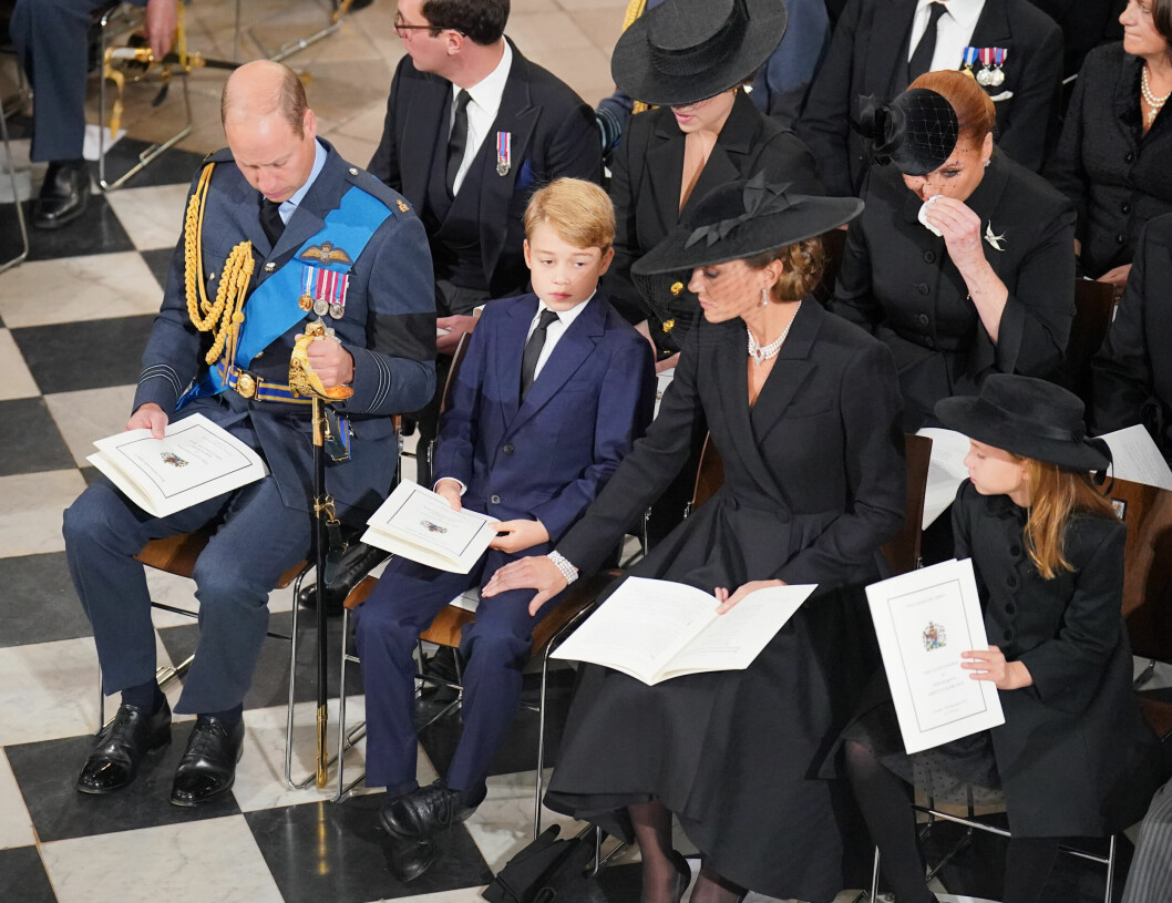 Prins William, Kate Middleton och deras barn sörjer drottningen. Prins William, Kate Middleton och deras barn sörjer drottningen.
