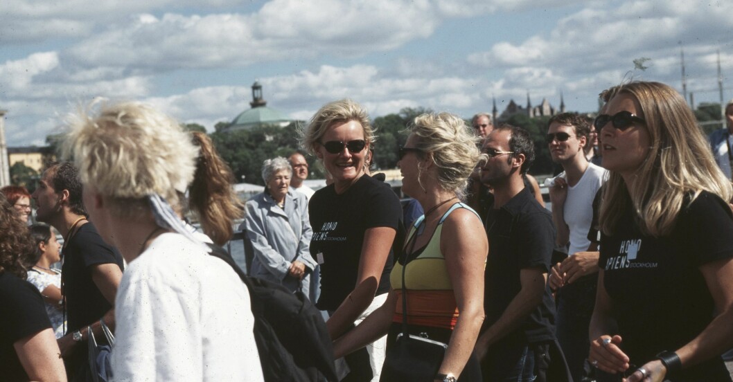 Eva Dahlgren och Efva Attling hand i hand under Europride 1998 Eva Dahlgren och Efva Attling hand i hand under Europride 1998