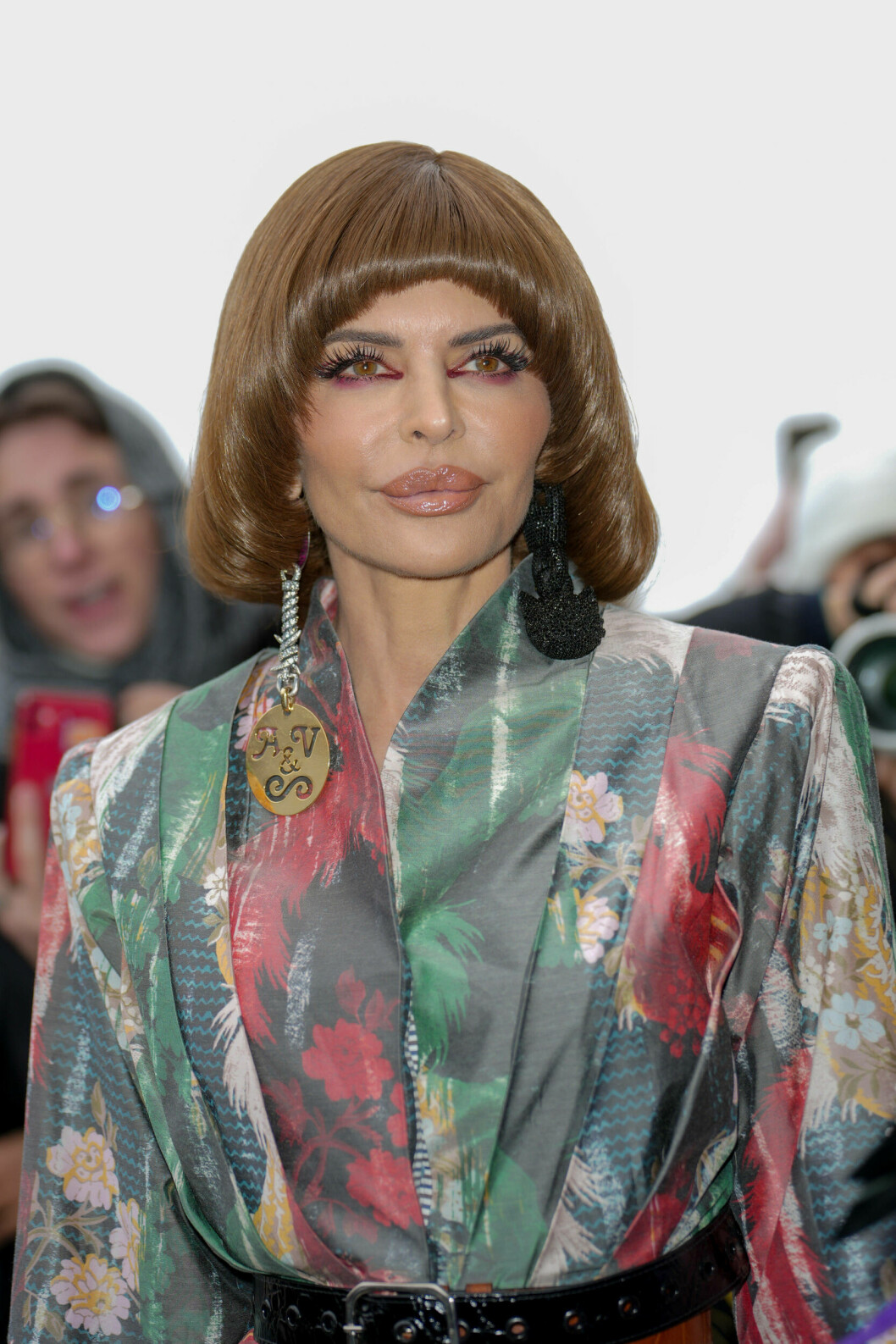 Lisa Rinna visade upp sin nya frisyr på Paris modevecka i samband med Vivienne Westwood-visningen den 4 mars. Lisa Rinna visade upp sin nya frisyr på Paris modevecka i samband med Vivienne Westwood-visningen den 4 mars.