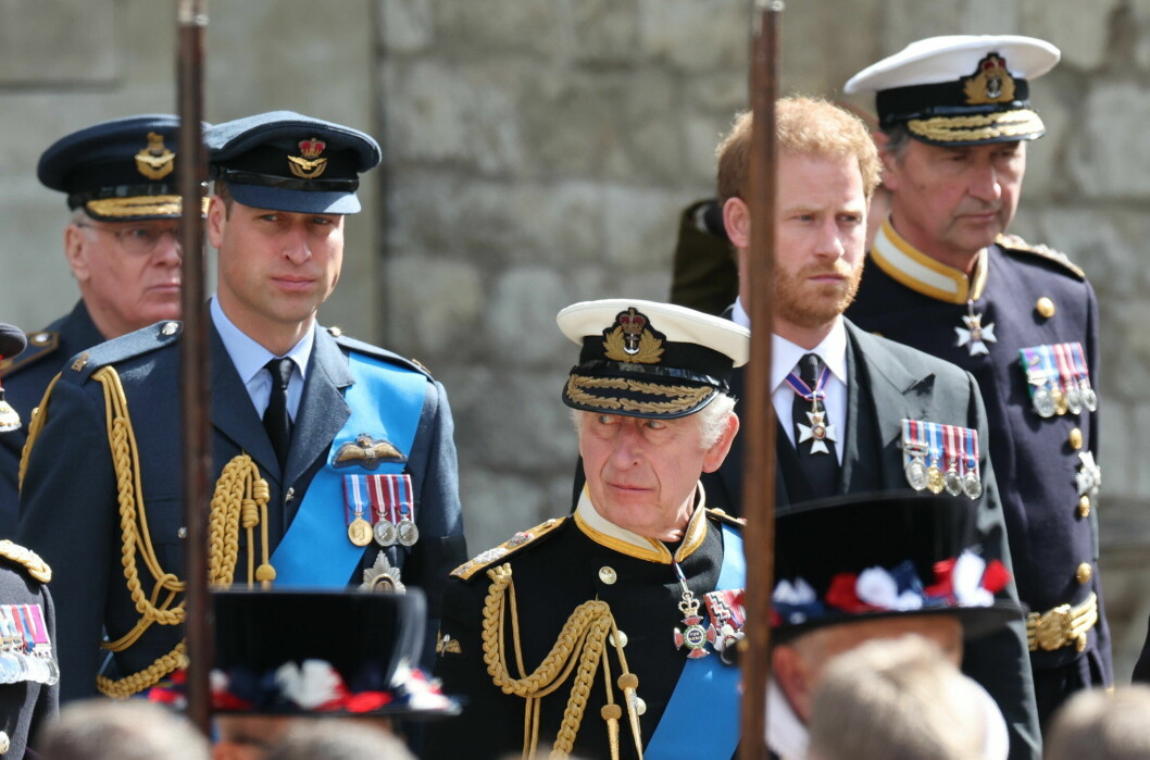 Barnbarnen William och Harry följer Elizabeths kista, strax bakom nya kungen Charles III. Barnbarnen William och Harry följer Elizabeths kista, strax bakom nya kungen Charles III.