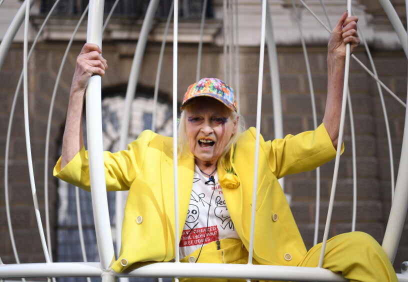 Vivienne Westwood poserar och protesterar i en bur utanför 'The Old Bailey' i London.