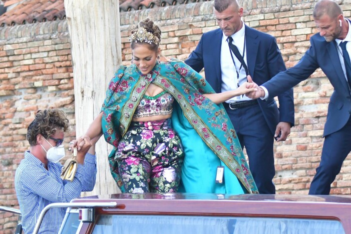 Jennifer Lopez får hjälp att kliva i en båt.