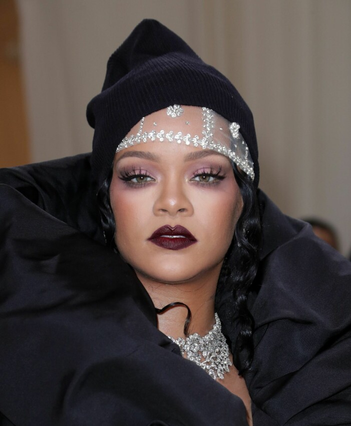 Rihanna med en riktigt markerad läpp.