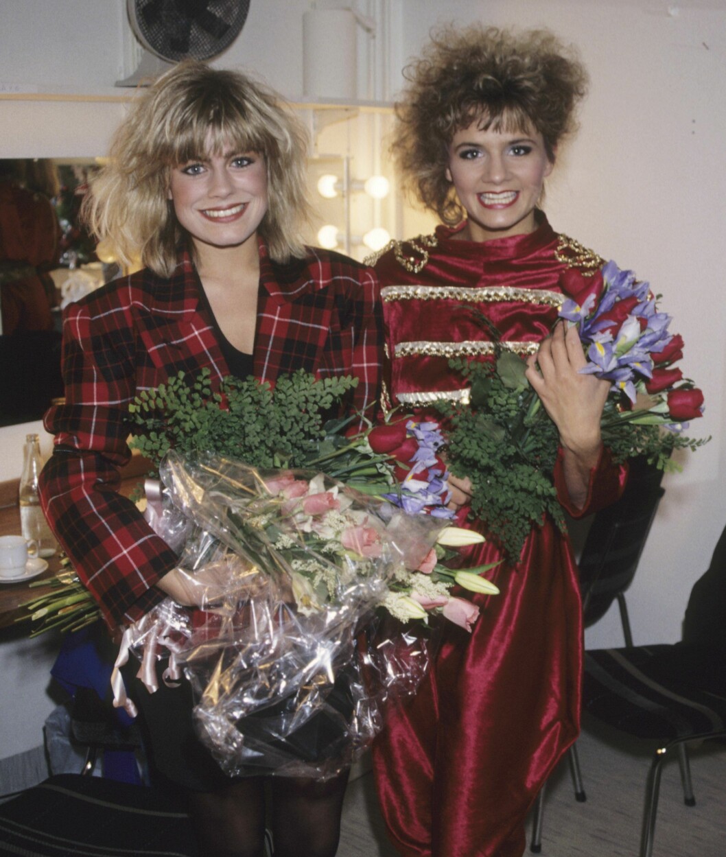 Pernilla Wahlgren och artistkollegan Lena Philipsson i början av deras respektive karriärer år 1987. Pernilla Wahlgren och artistkollegan Lena Philipsson i början av deras respektive karriärer år 1987.
