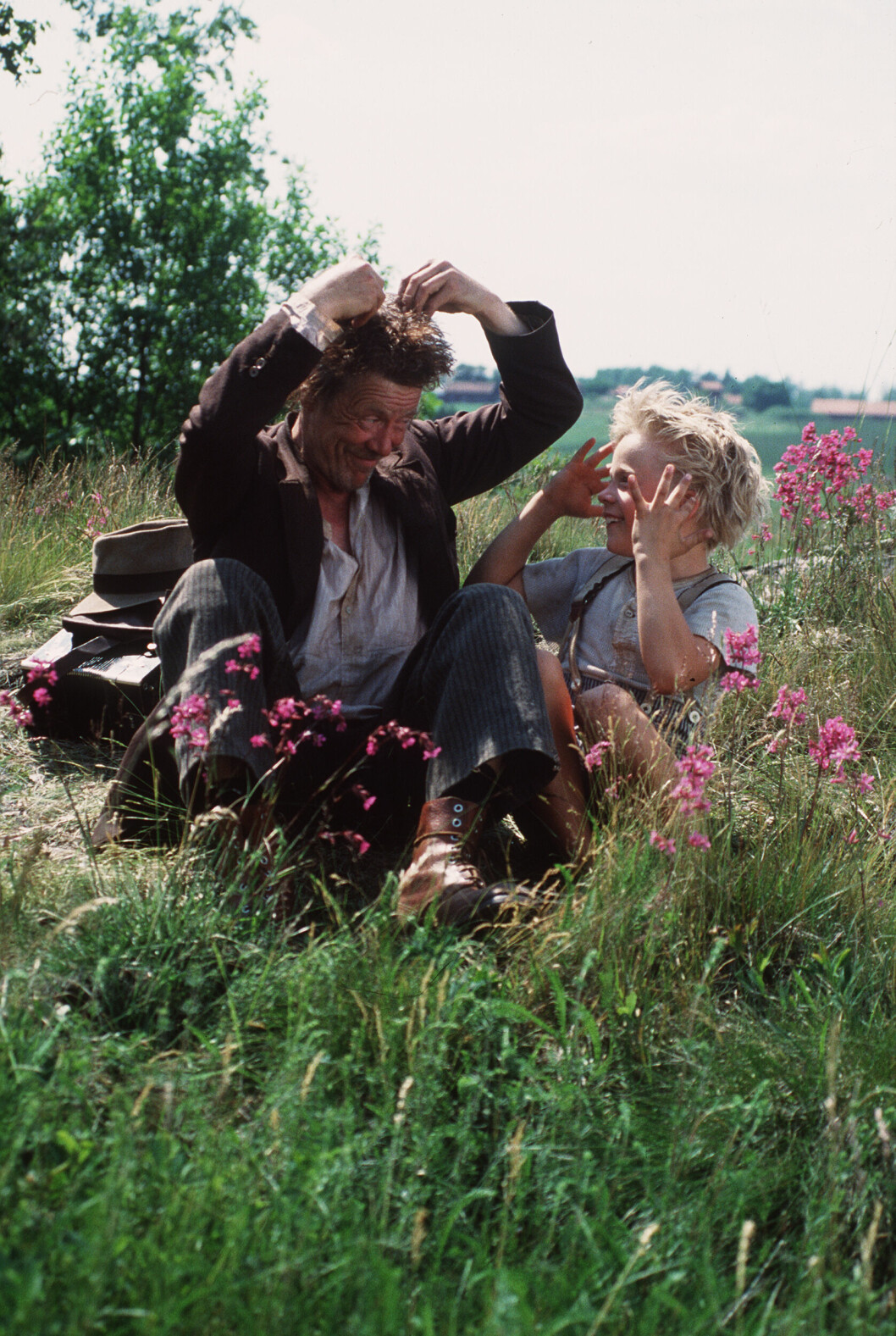 Allan Edwall och Erik Lindgren hade ett otroligt fint samspel som lyste genom tv-rutan, i rollerna som luffaren Paradis-Oskar och barnhemspojken Rasmus, i filmatiseringen av Astrid Lingrens <span class=" italic" data-lab-italic_desktop="italic">Rasmus på luffen</span>. Allan Edwall och Erik Lindgren hade ett otroligt fint samspel som lyste genom tv-rutan, i rollerna som luffaren Paradis-Oskar och barnhemspojken Rasmus, i filmatiseringen av Astrid Lingrens Rasmus på luffen.
