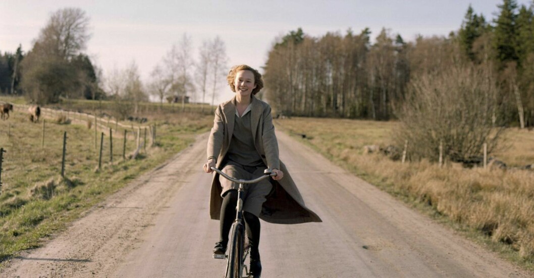 Alba August cyklar fram som Astrid Lindgren i <em>Unga Astrid</em>. Alba August som Astrid Lindgren i filmen Unga Astrid.