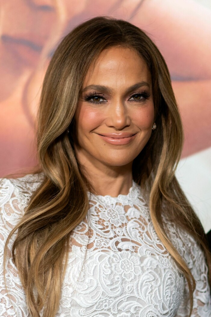 Jennifer Lopez har varma nyanser i sitt bruna hår.